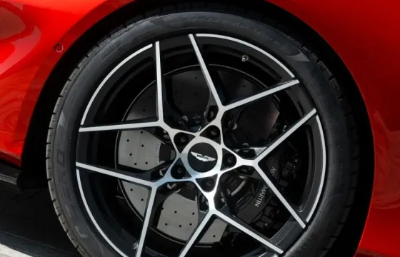 Aston Martin Vanquish 25 : publication des images officielles — édition limitée à 50 exemplaires pour célébrer le 25ᵉ anniversaire de la gamme