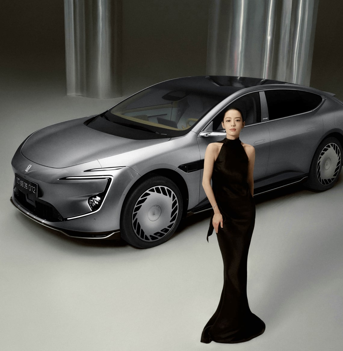 2025 Avatr Avatr 07L in silver, studio static shot