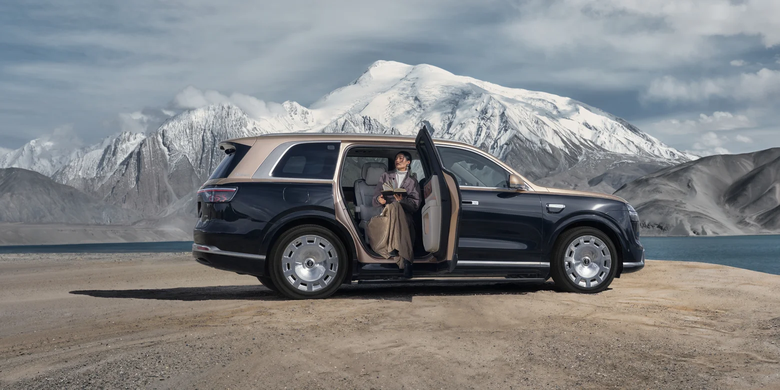 طراز أيتو M9 لعام ٢٠٢٦، SUV مع فتح الباب، في خلفية جبال ثلجية وبحيرة