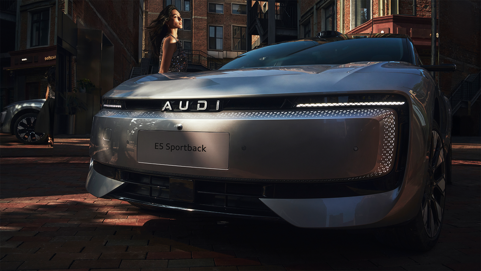 طراز Audi E5 Sportback لعام 2026 من الأمام في مشهد شارع TownCar