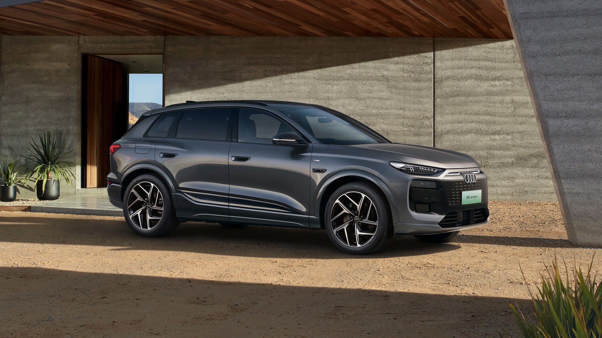 الرؤية الجانبية اليمنى لطراز FAW Audi Q6 Le-tron باللون الأسود الليلي لعام ٢٠٢٦