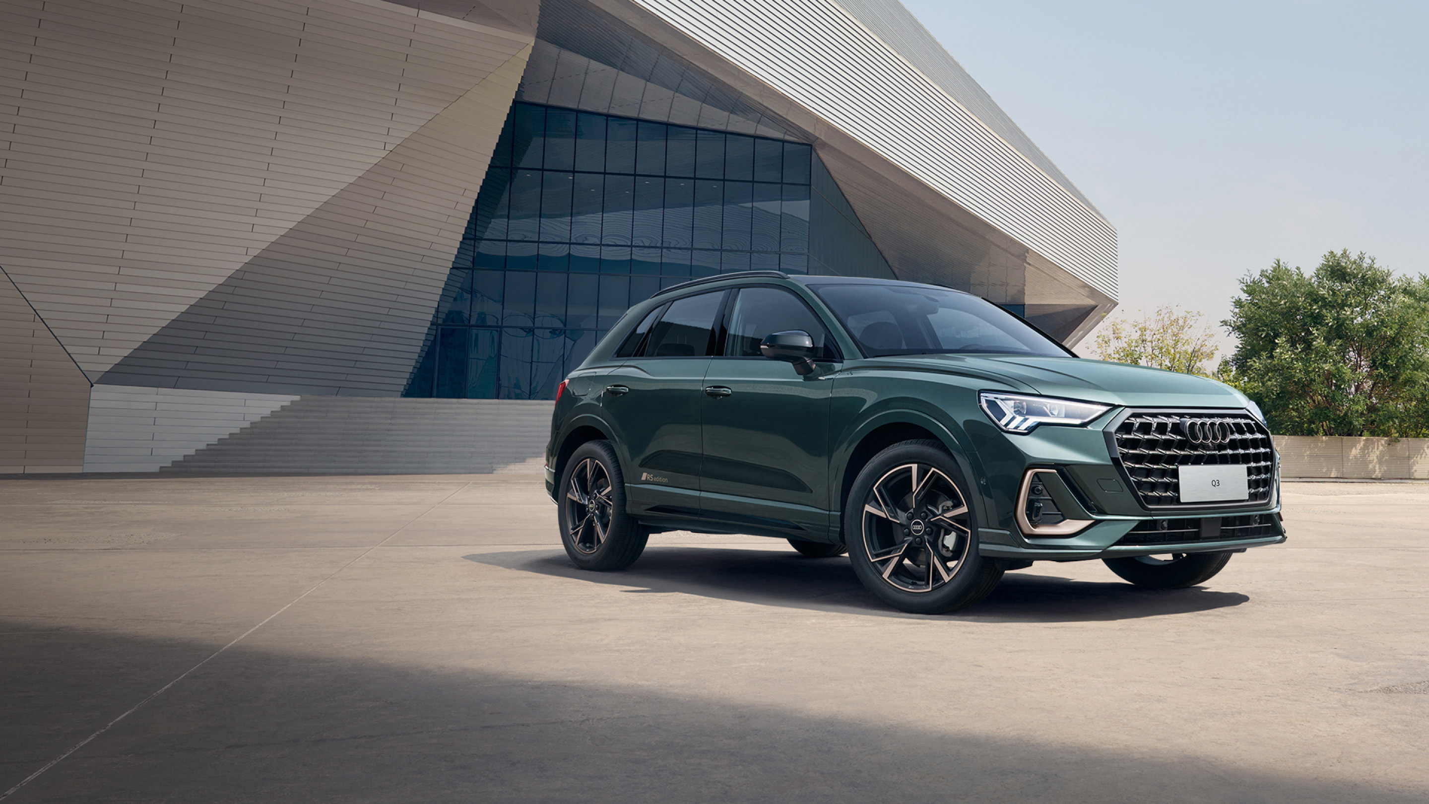 عرض أمامي لطراز Audi Q3 لعام 2026 بلون أخضر داكن
