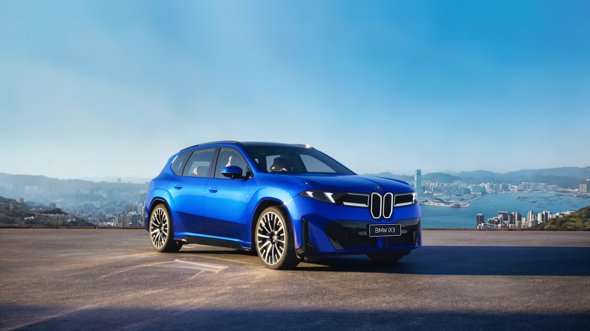 النموذج الطويل المحور من BMW iX3 لعام ٢٠٢٦ بلون الأزرق ENOVATE، مشهد أمامي شامل