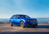 طلبية BMW iX3 تقترب من ١٠٠٠٠٠ وحدة، والمصنع الجديد في المجر يُسجّل رقماً قياسياً في سرعة الإنتاج الضخم