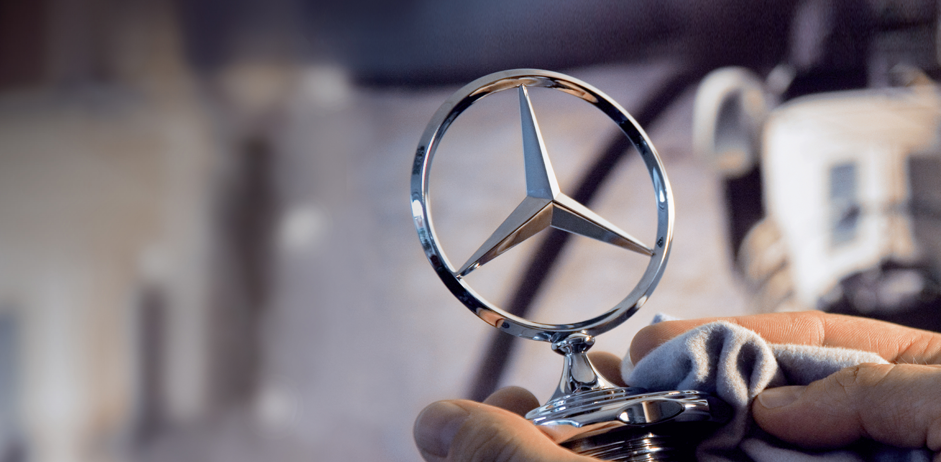 لقطة مقرّبة لشعار Mercedes Benz S Class طراز ٢٠٢٦
