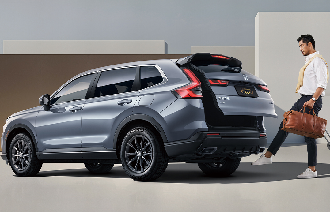 منظر جانبي أيمن لطراز HONDA CR-V لعام 2026 بلون أزرق الليل