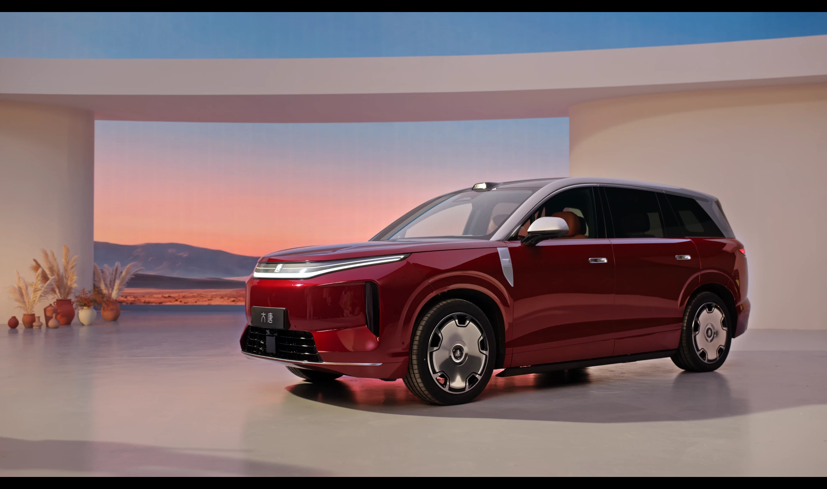 BYD Datang EV modèle 2026, carrosserie rouge, vue frontale en salle d'exposition intérieure