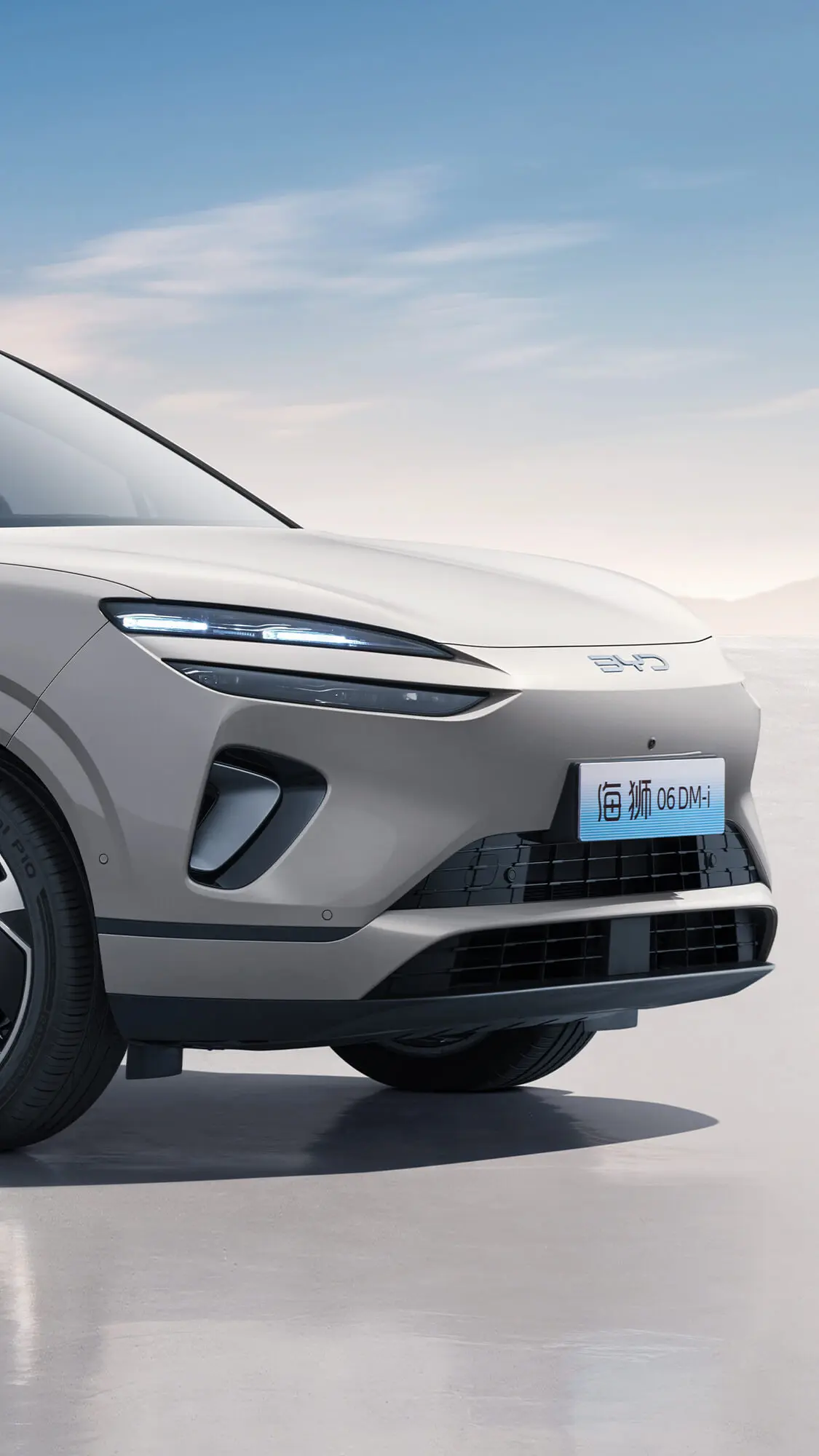 لقطة أمامية مقرّبة لسيارة BYD Hai Shi 06DM-i موديل ٢٠٢٦ باللون الفضي