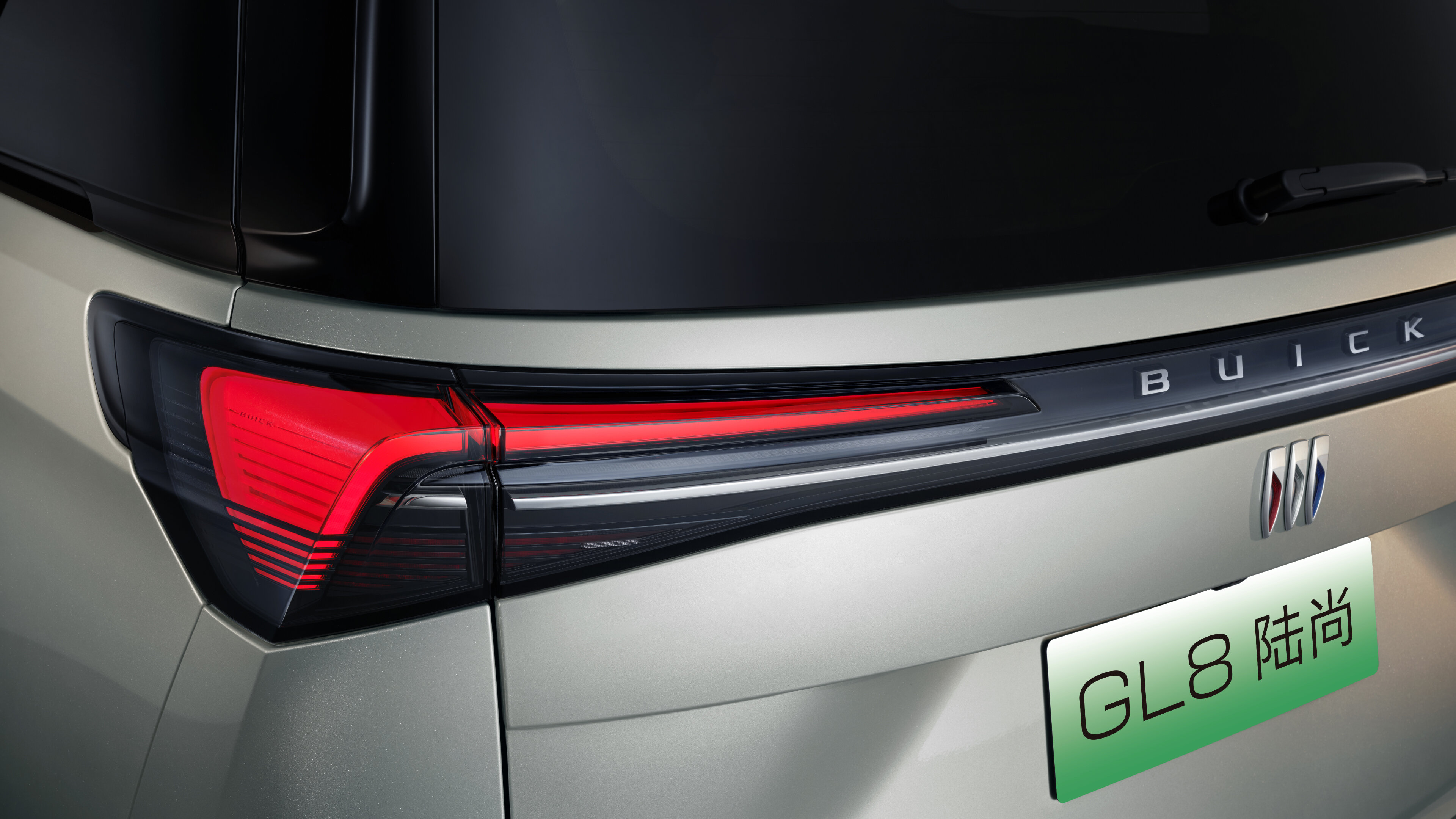 Buick GL8 2025 rear detail, silver body, red taillights