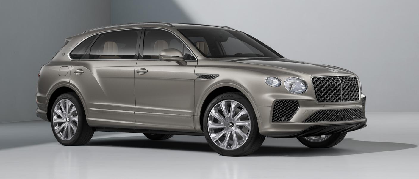 Vue latérale droite de la version à empattement allongé de Bentley Bentayga, modèle 2026