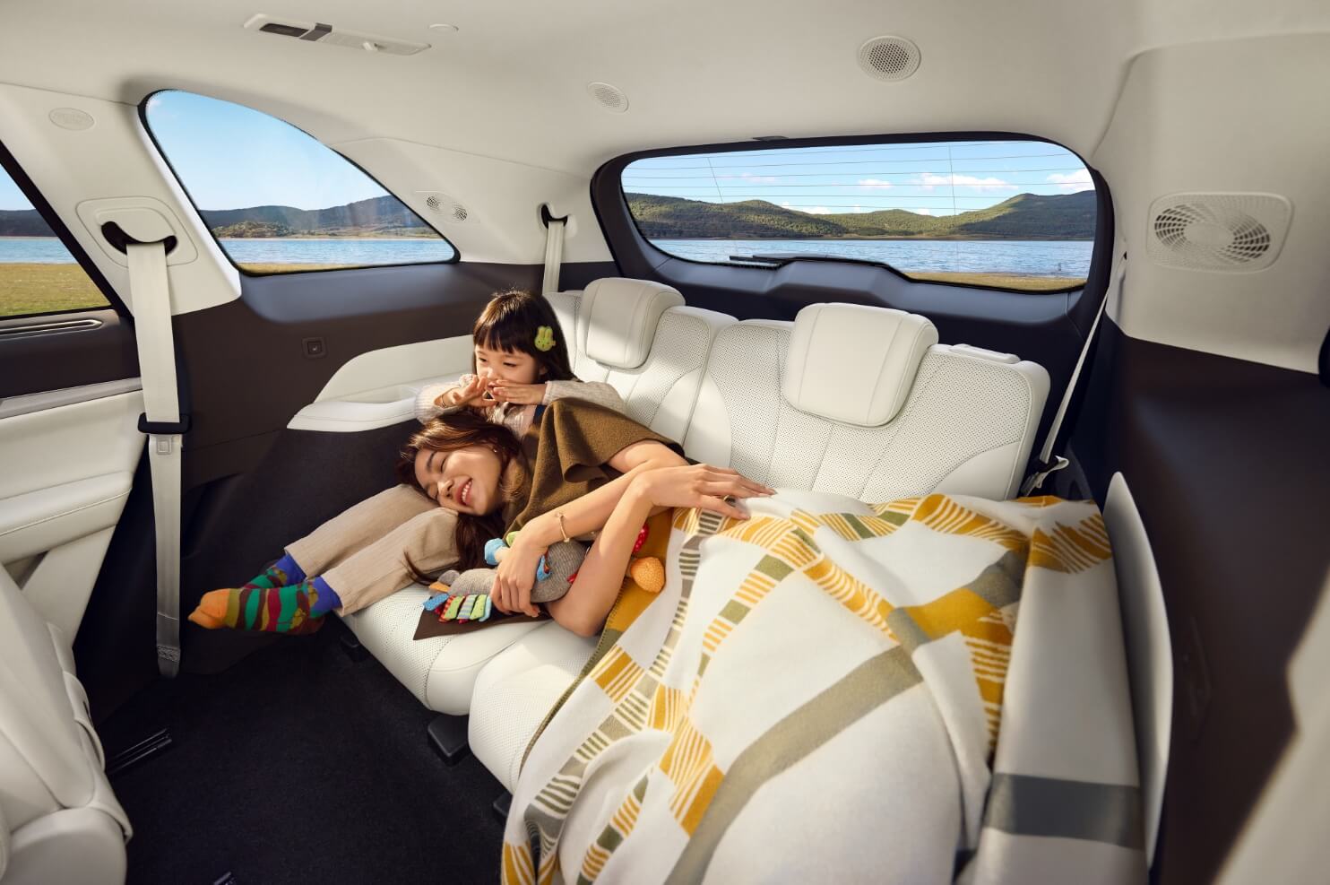 Interior view of the 2026 Wey Lanshan Intelligent Upgrade Edition, showcasing a comfortable cabin environment with a scenic lakeside view outside