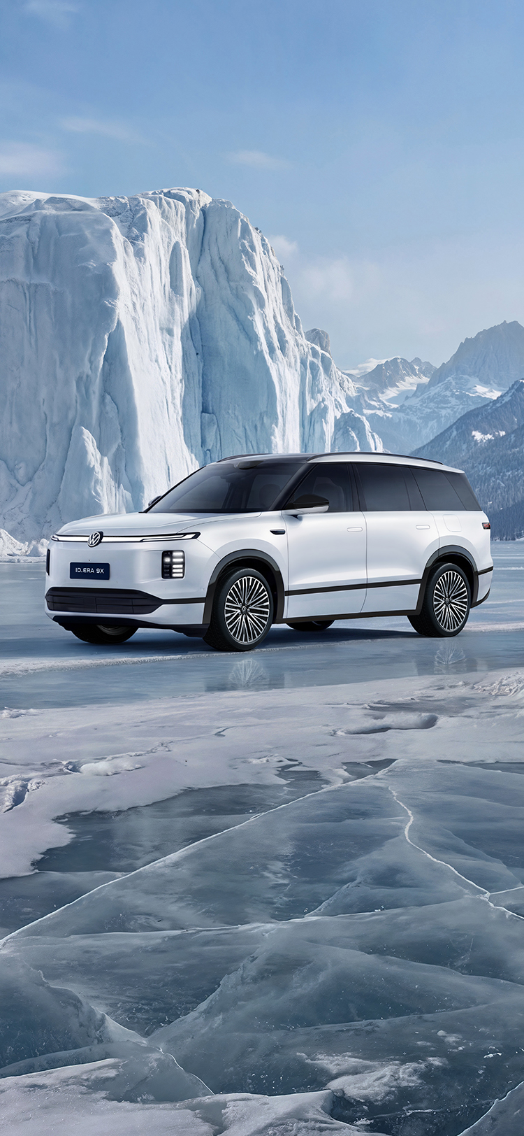 الطراز ٢٠٢٦ من VolkswagenID.ERA 9X، سيارة SUV بيضاء معروضة أمام جبال مغطاة بالثلوج وسطح جليدي