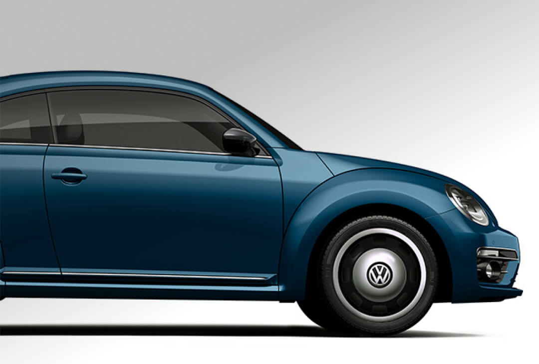 Volkswagen Tiguan طراز 2018 بلون أزرق على خلفية بيضاء