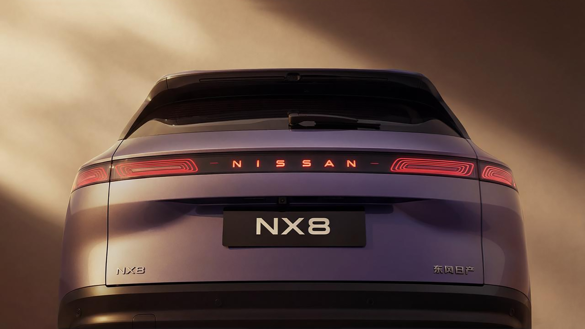 منظر خلفي لسيارة نيسان الصينية الشرقية NX8 موديل 2026، بلون أرجواني غامق، على خلفية تدرّجية براونية.