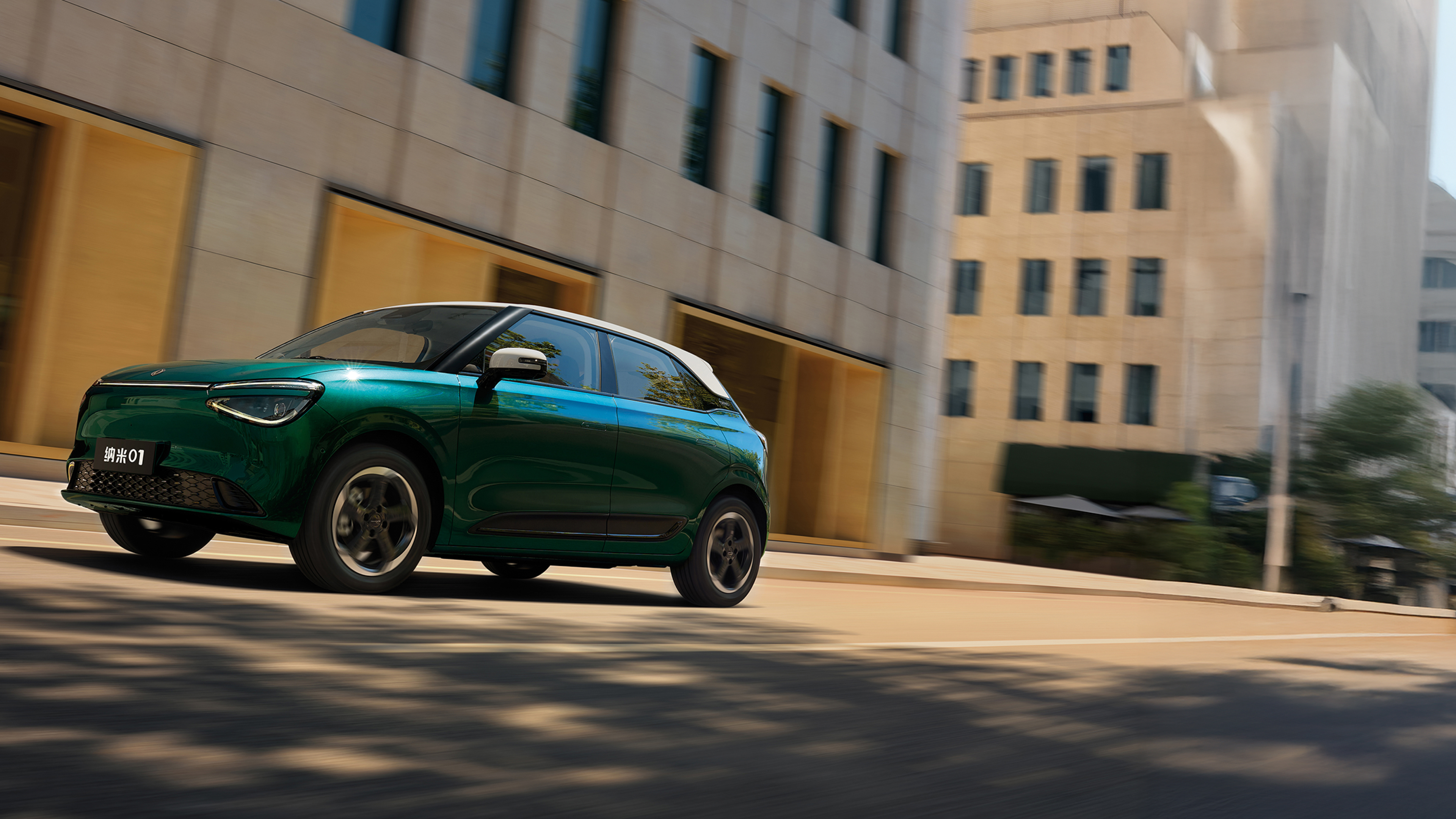 EπNammi 01 موديل 2026، هيكل أخضر داكن، منظور ديناميكي من الجهة اليمنى في شارع TownCar