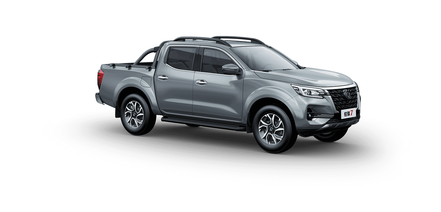 بيك أب فضي من طراز Dongfeng Rich 7 لعام ٢٠٢٦، من زاوية ثلاثية الأقسام من الجهة اليمنى