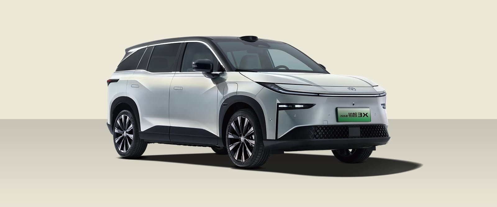 عرض أمامي لسيارة TOYOTA bZ3X SUV البيضاء لعام 2026