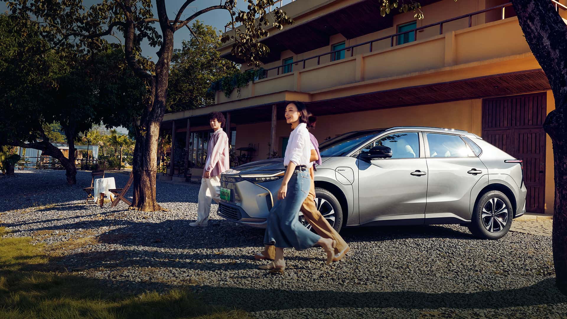 طراز TOYOTA bZ4X لعام ٢٠٢٥ باللون الفضي، من الأمام