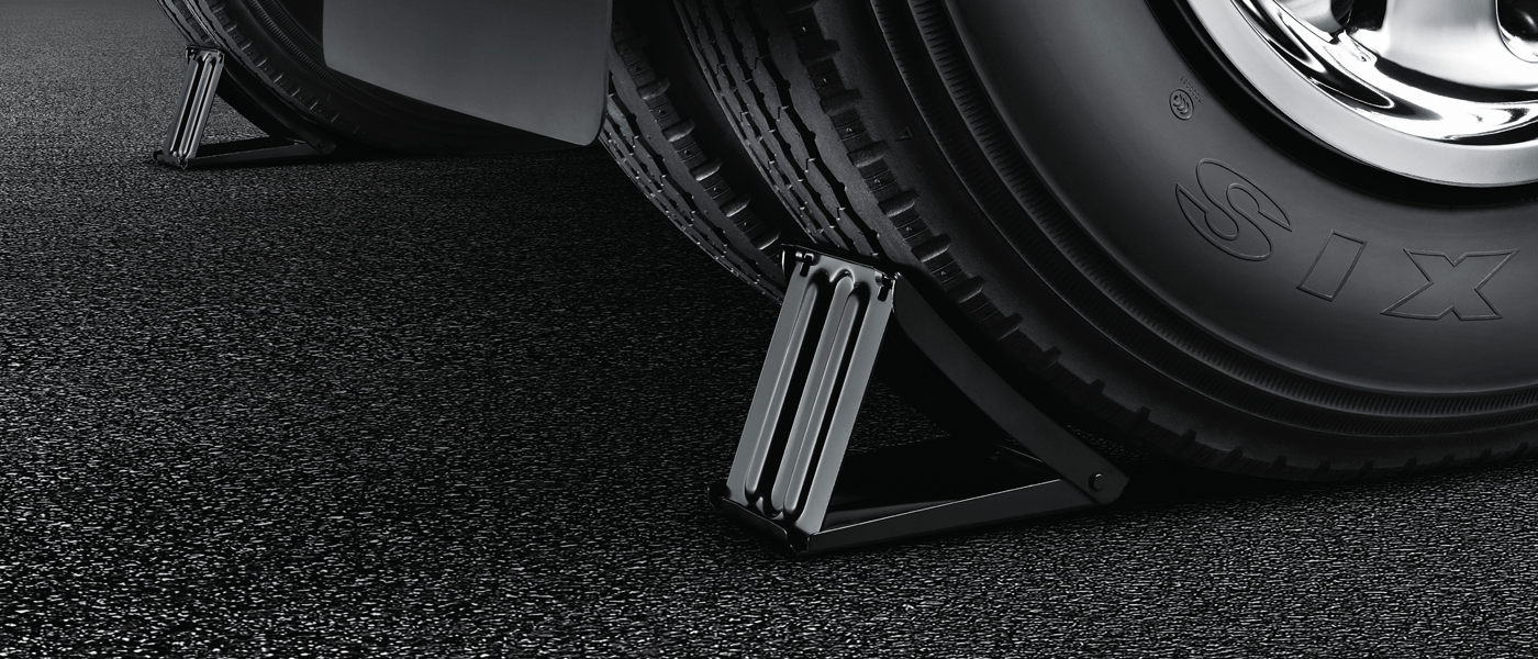 Détail avant du TOYOTA COASTER 2019, roue avant et support de suspension