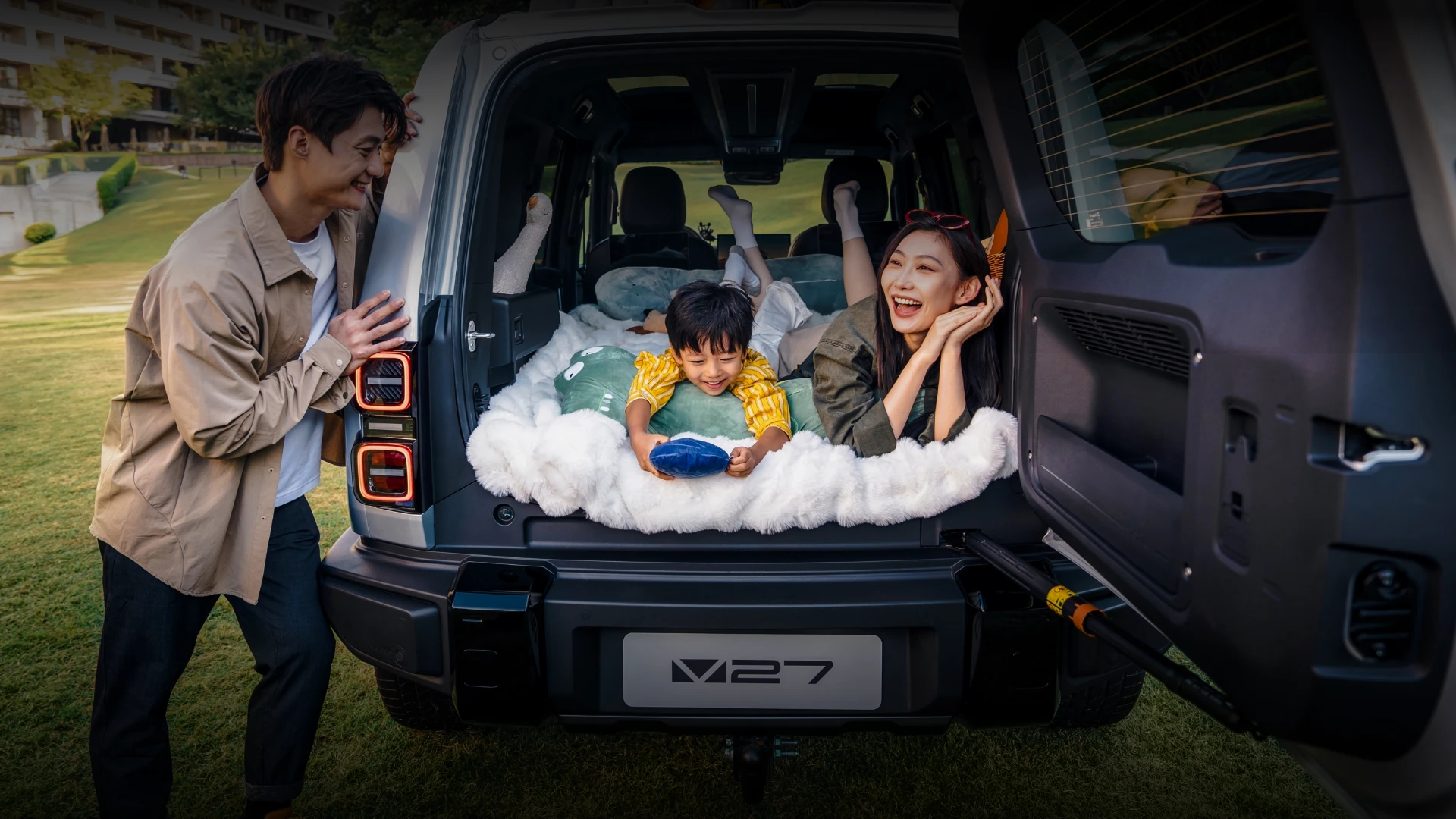 منظر خلفي لطراز iCAR iCAR V27 لعام 2026 في بيئة خارجية على عشب