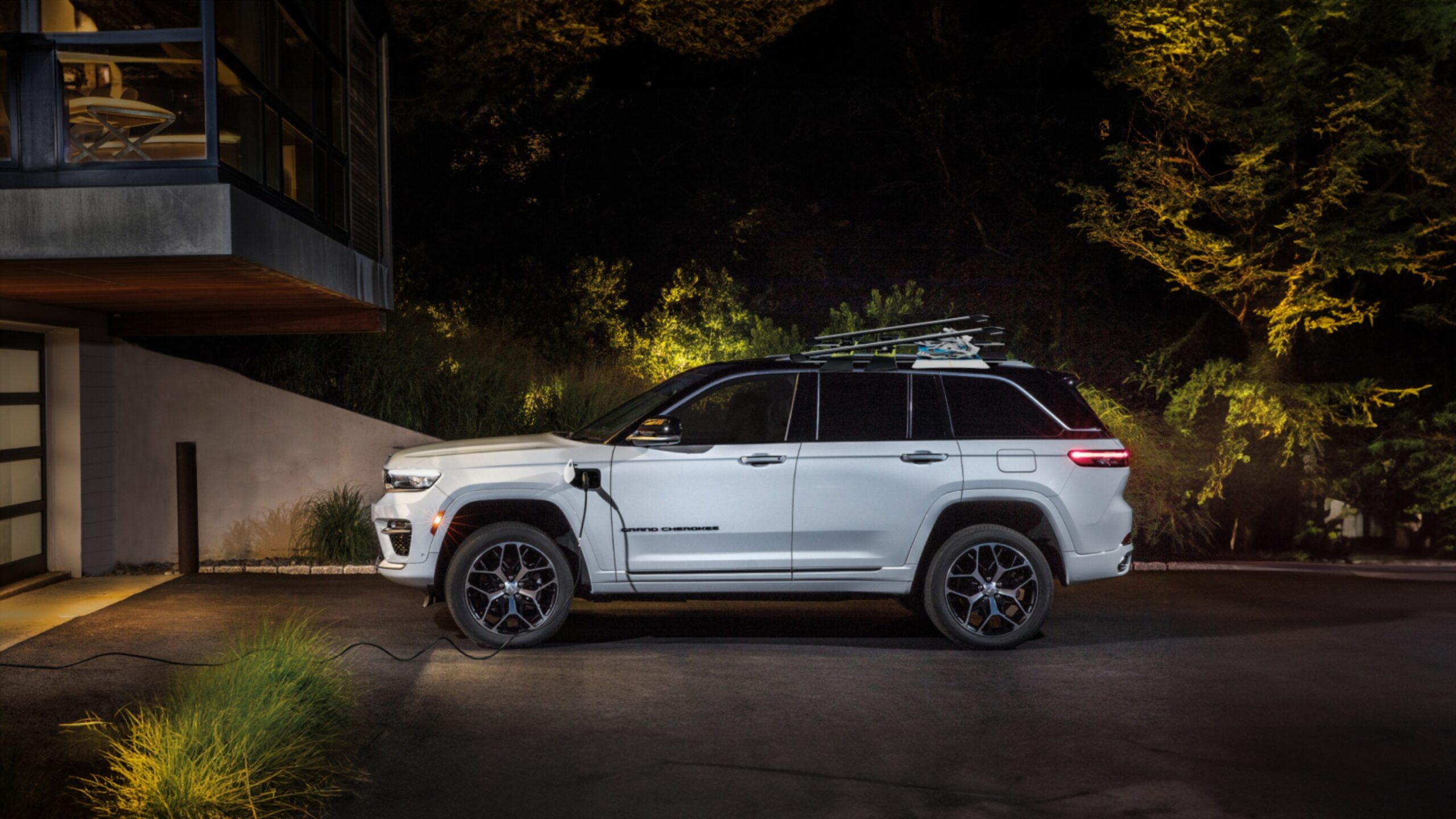 النظرة الجانبية لطراز GRAND CHEROKEE4xe الجديد لعام ٢٠٢٤ باللون الأبيض