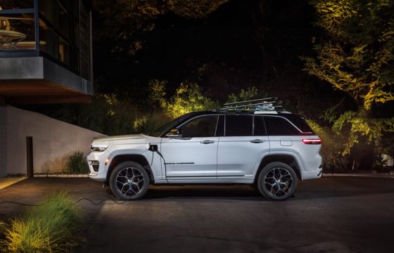 نُسخة JEEPGRAND CHEROKEE4xe الموسَّعة المدى ونُسخة RAM 1500 الموسَّعة المدى تُؤجَّلان مجددًا: التصنيع الضخم يُرجَّح أن يبدأ في عام ٢٠٢٧