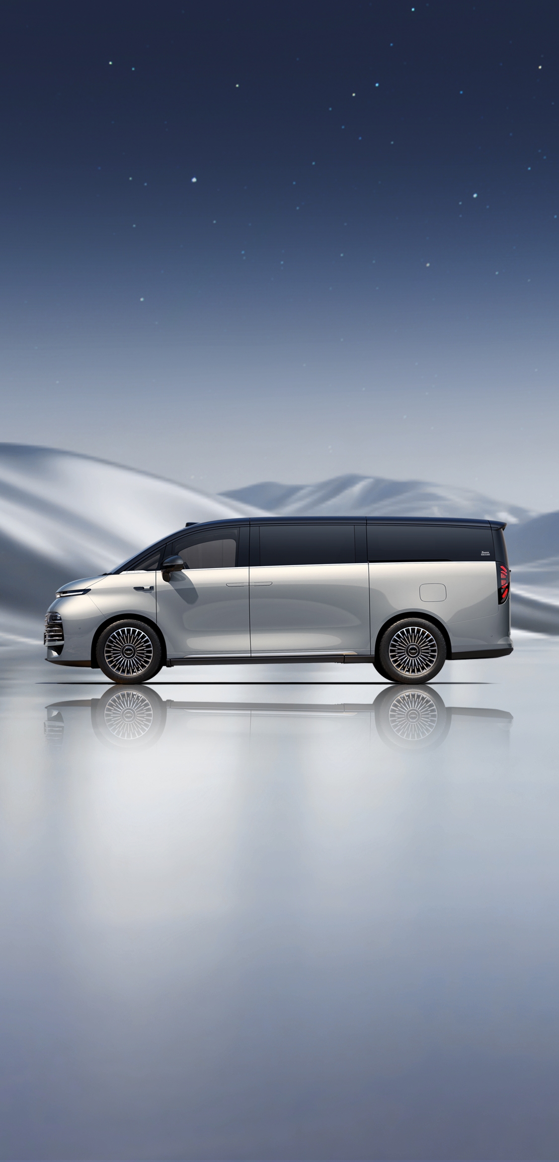 Vue latérale argentée de la version 2026 de Geely Galaxy V900, arrière-plan : montagnes enneigées et ciel étoilé