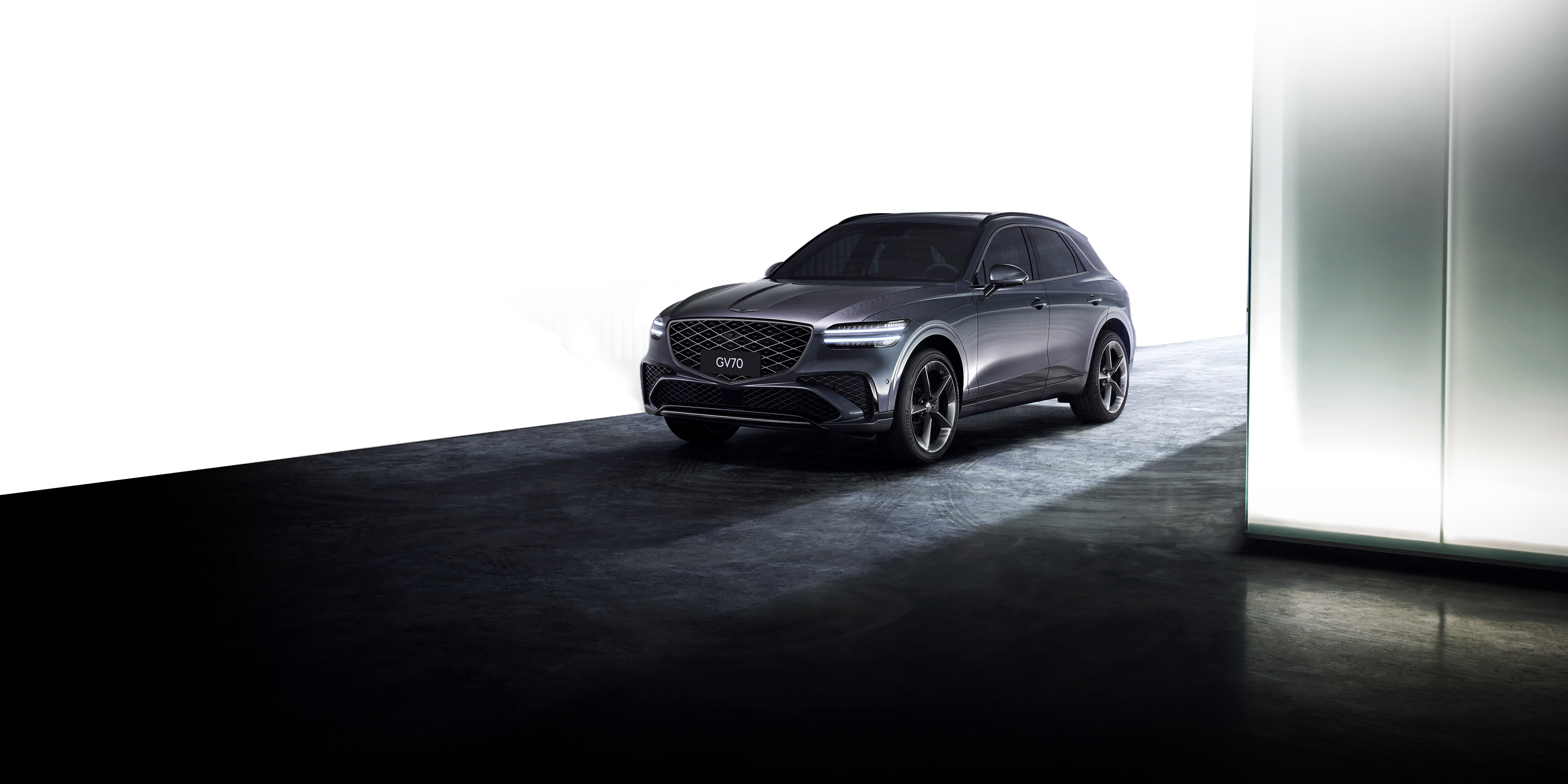 Présentation statique intérieure de la GV90 de GENESIS GV70, modèle 2026, teinte Argent Ciel d'Été