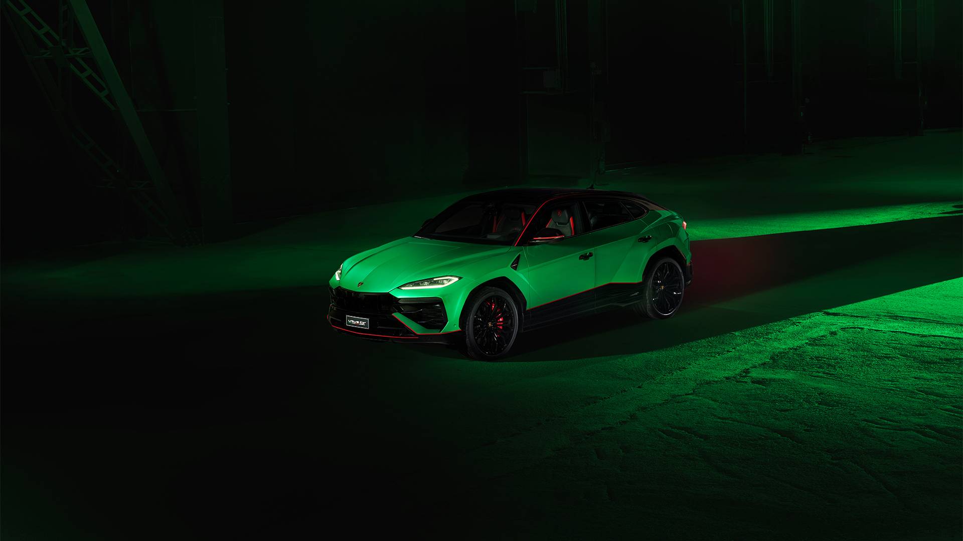 Vue frontale de la Lamborghini Urus SE 2025, éclairée par une lumière verte, carrosserie blanche