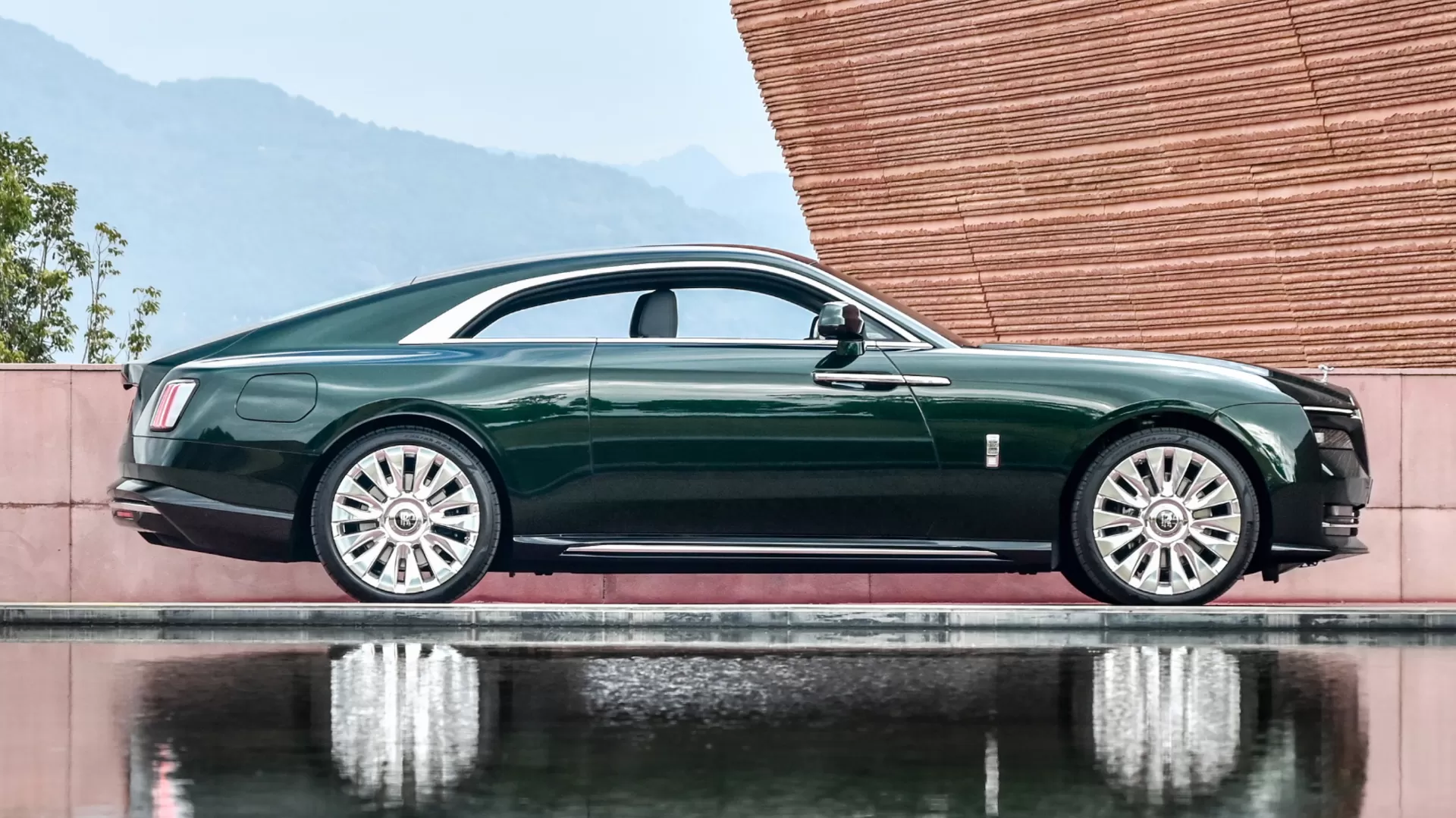 صورة جانبية يمينية لطراز Rolls-Royce سبيكتري 2024 باللون الأخضر الجوهرى