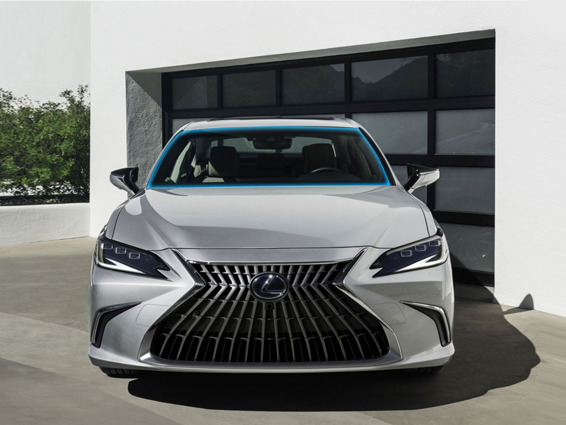 Vue frontale de la Lexus Lexus ES 2026, carrosserie argentée, stationnée devant un bâtiment Hyundai