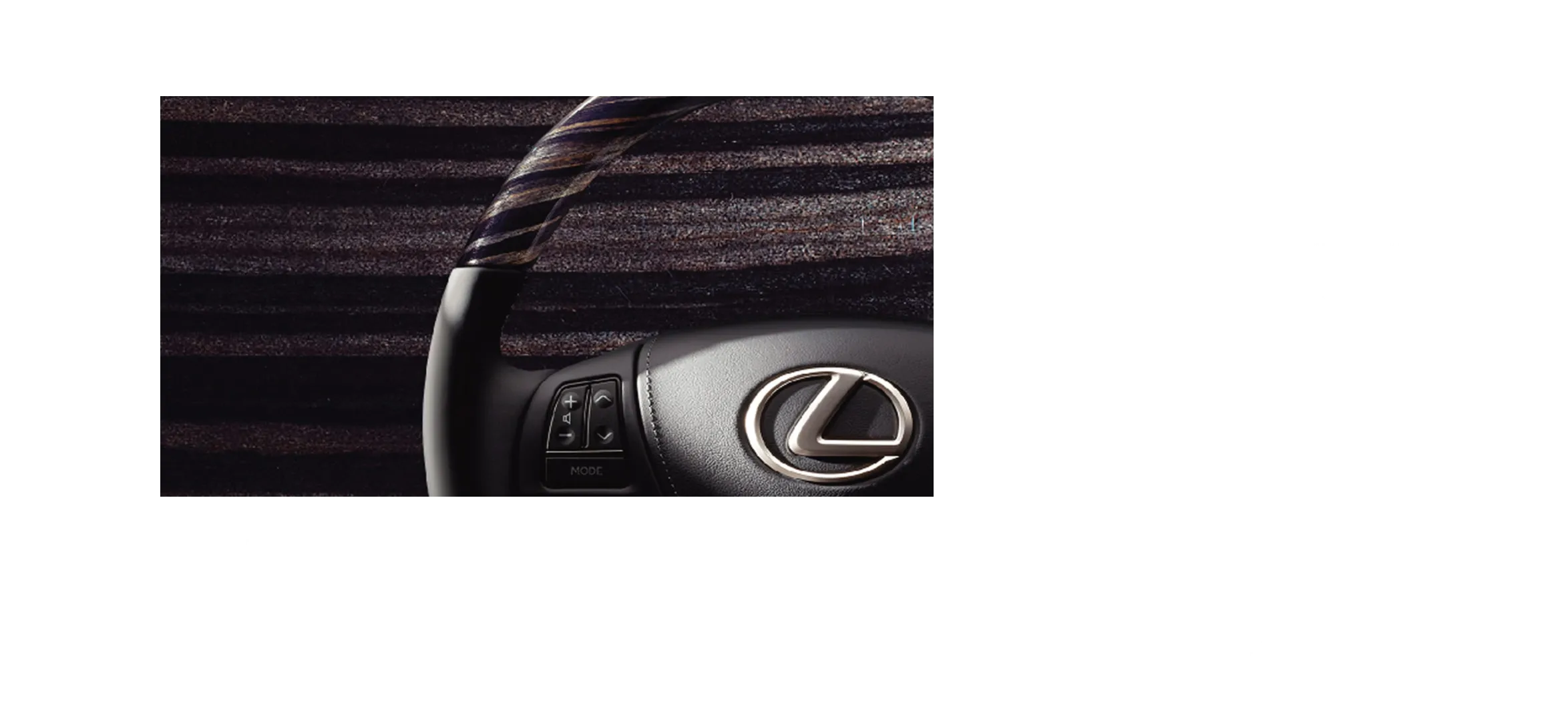 Détail du volant de la Lexus IS 2017, intérieur noir, logo de la marque nettement visible