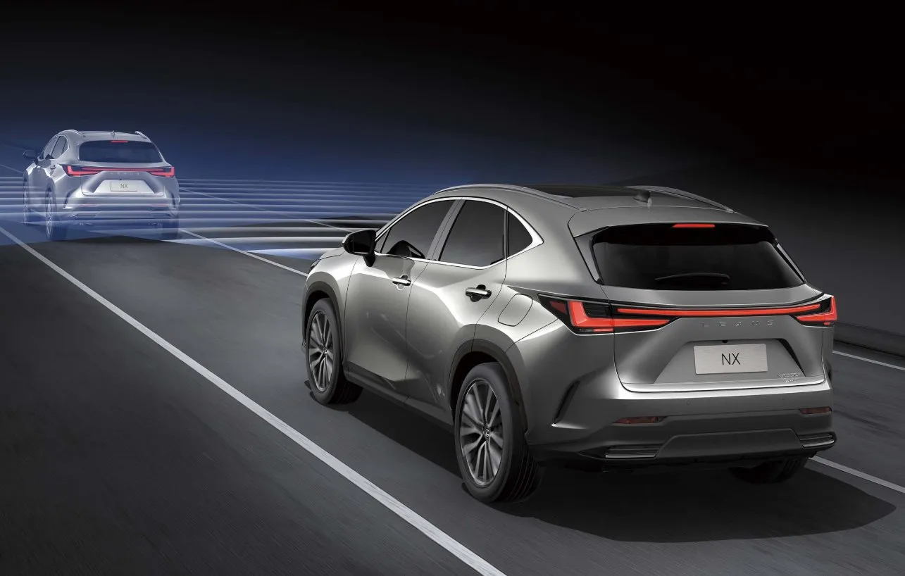 صورة جانبية لسيارة Lexus NX موديل ٢٠٢٦ باللون الفضي أثناء السير