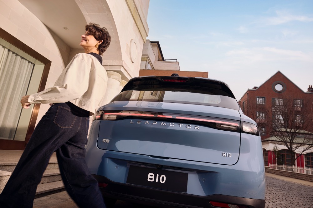 Vue arrière de la version 2025 de Leapmotor B10, carrosserie bleue, arrière-plan urbain de TownCar.