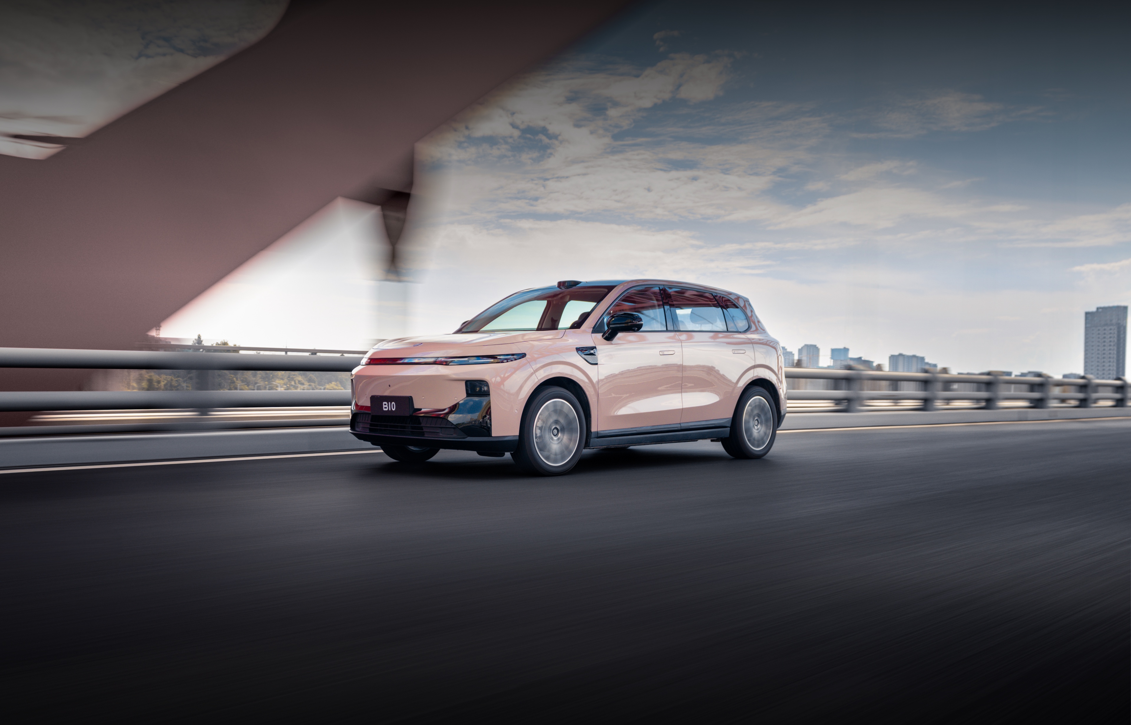 Vue latérale droite de la version 2025 de Leapmotor B10, carrosserie rose, en circulation