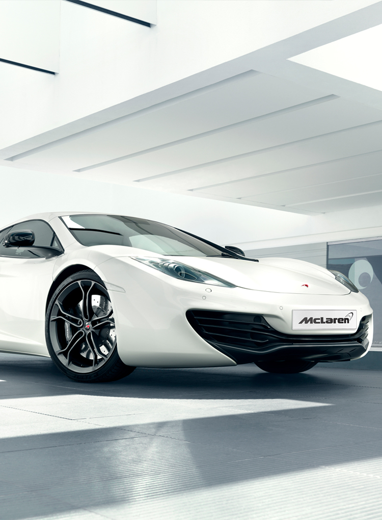 Fotografia frontal do cupê McLaren 12C branco de 2011