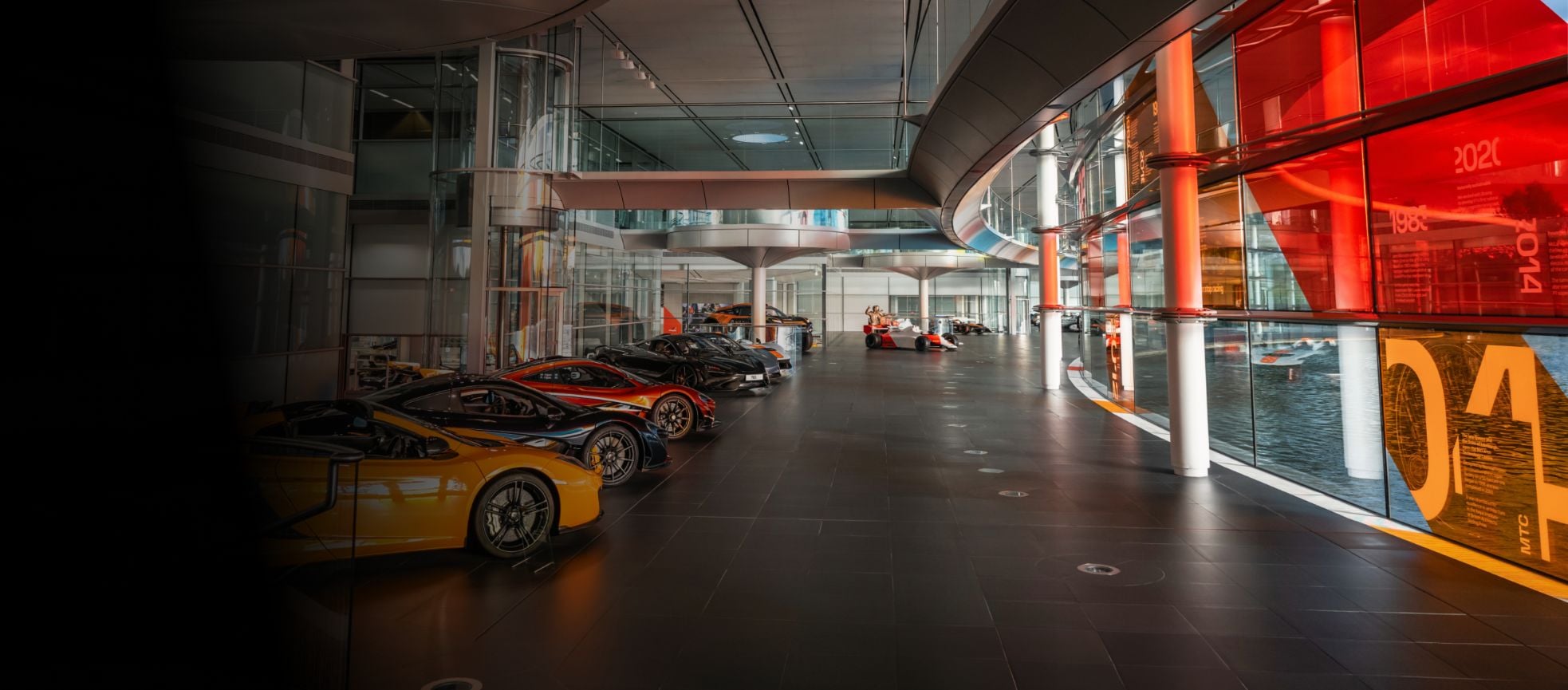 McLaren GT модель 2019 года, жёлтый кузов, вид спереди, экспозиция в салоне