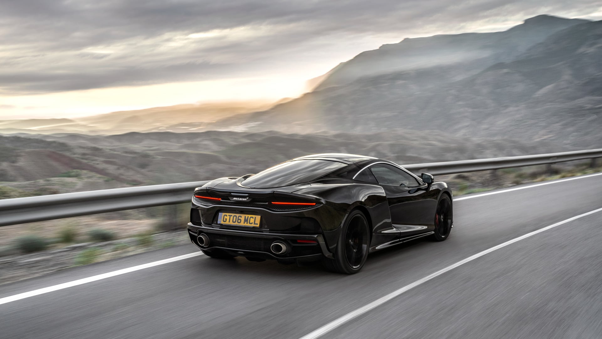 سيارة ماكلارين GT السوداء لعام 2019 وهي تسير على طريق جبلي