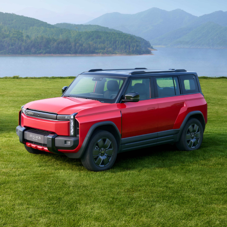 منظر أمامي باللون الأحمر لسيارة Chery Fulwin X3 Plus موديل ٢٠٢٥ من نوع الـSUV