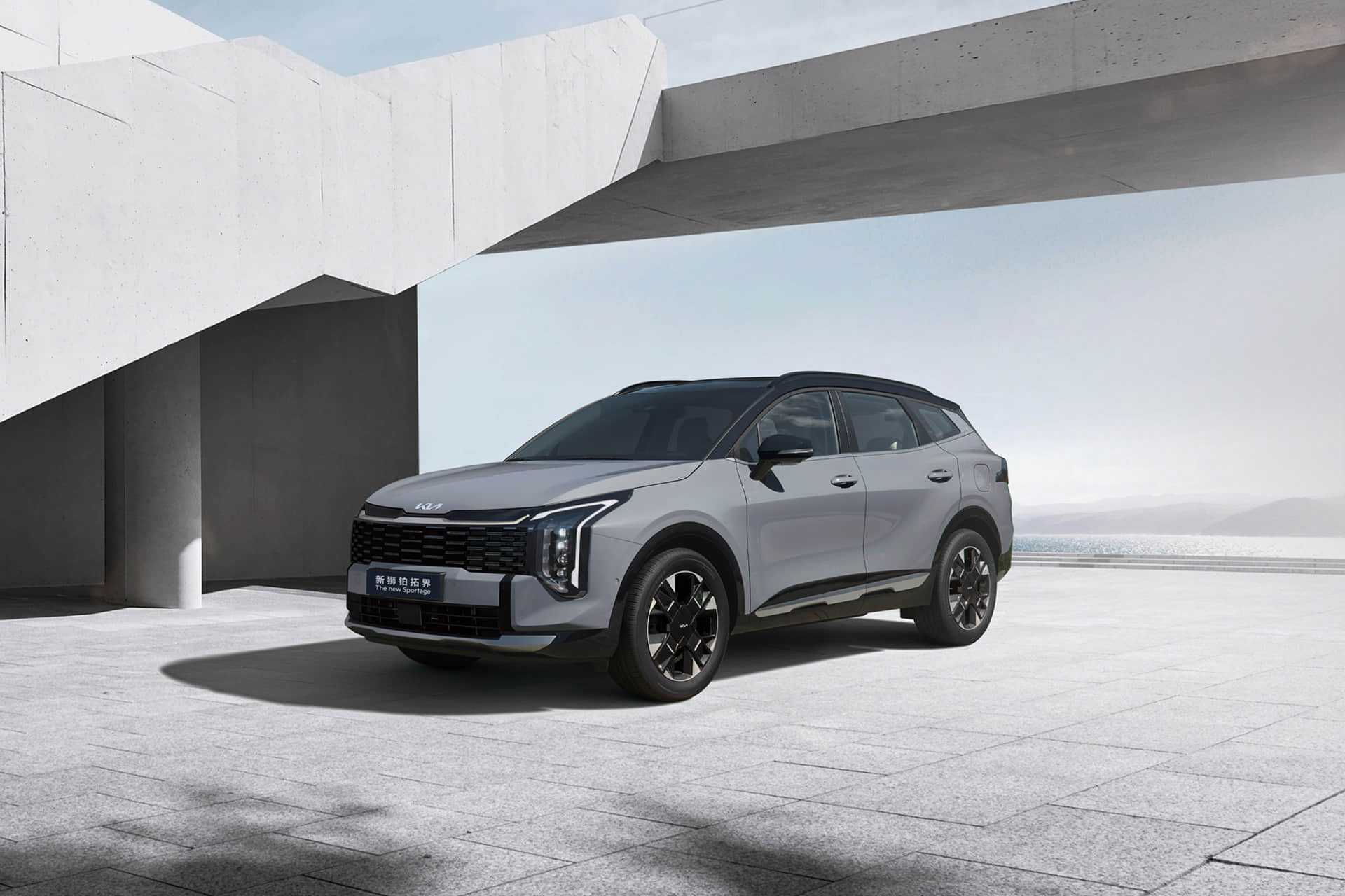 سيارة Kia الجديدة KIA Sportage لعام ٢٠٢٦ بلون نجمي فضي، من الأمام، في مشهد طبيعي خارجي