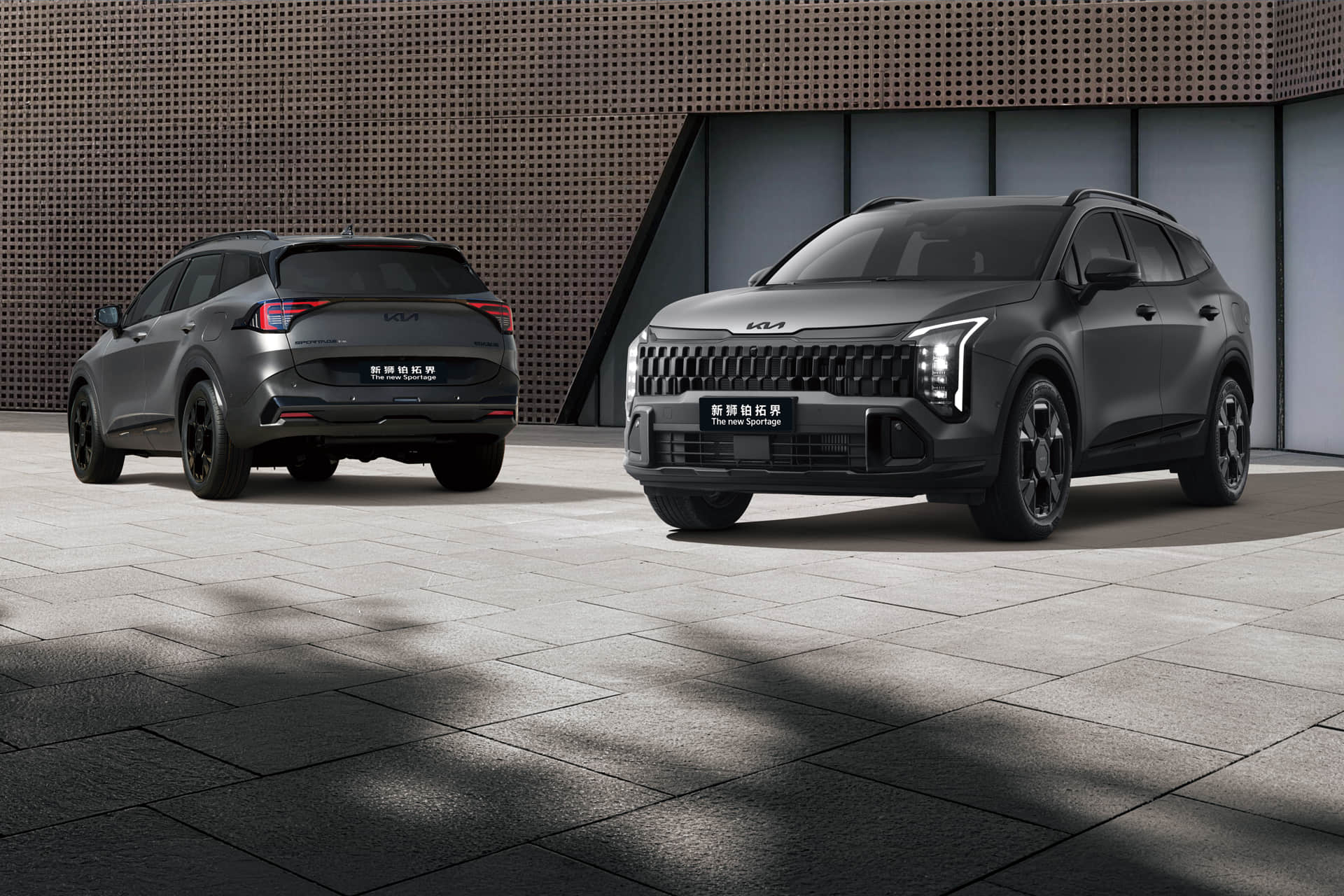 سيارة Kia الجديدة KIA Sportage لعام ٢٠٢٦ بلون أسود، مع عرض ثنائي من الأمام والخلف