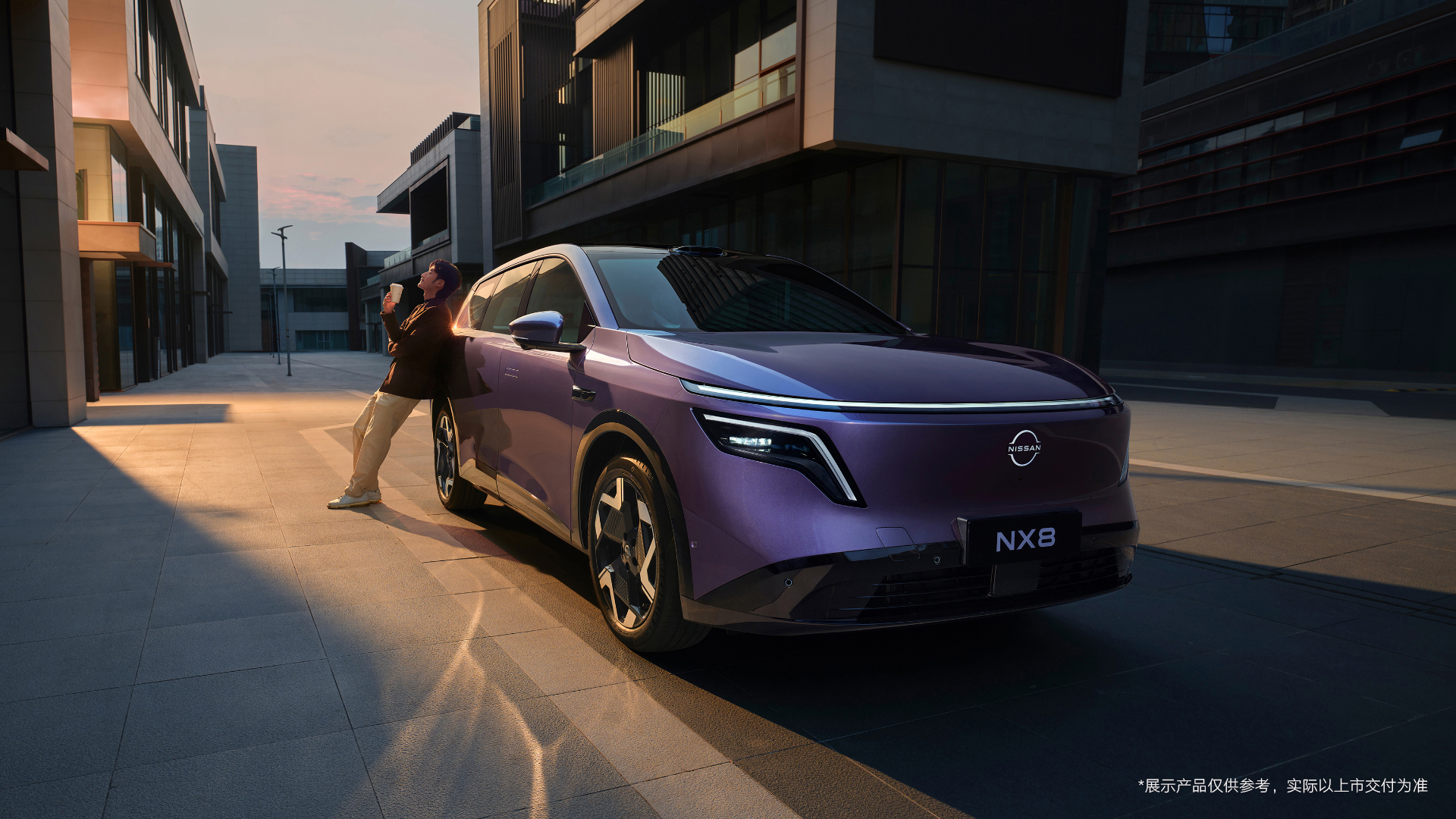 نموذج Nissan NX8 لعام 2026 بلون أرجواني واقف على شارع TownCar