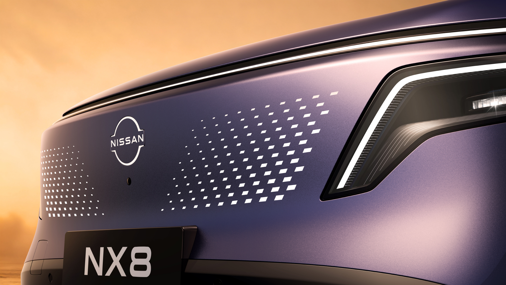لقطة قريبة من مؤخرة Nissan NX8 لعام 2026، بلون أرجواني داكن مع خلفية سماء برتقالية