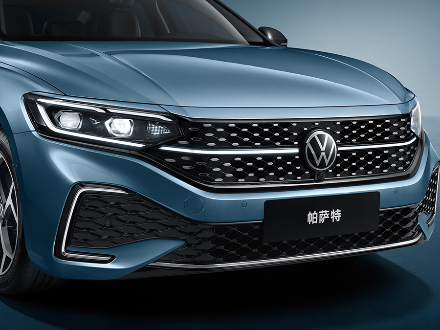 Vue avant gauche de la Passat 2025 de SAIC Volkswagen, carrosserie bleu ciel étoilé, arrière-plan dégradé bleu