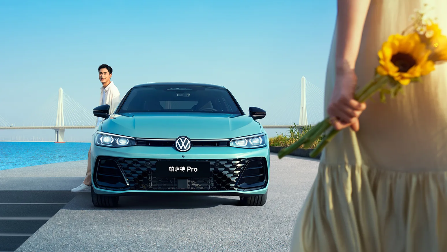 Vue frontale de la Passat 2026 de SAIC Volkswagen, carrosserie bleu lac, pont maritime en arrière-plan