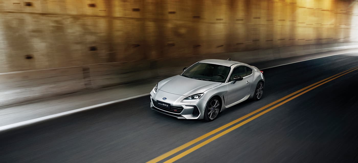 斯巴鲁SUBARU BRZ STI Sport 2026款银色轿车在隧道中行驶