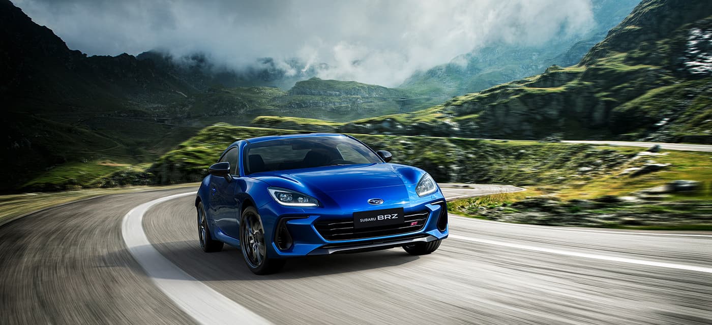斯巴鲁SUBARU BRZ STI Sport 2026款 蓝色车身 正面视角 山间公路行驶中