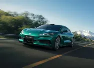 تم الكشف عن هيكل التوجيه بالتحكم الإلكتروني المطور ذاتيًا لطراز DENZA Z9GT، مع ترتيب ثلاثي المحركات يدعم توجيه العجلات الخلفية بزاوية ±20°