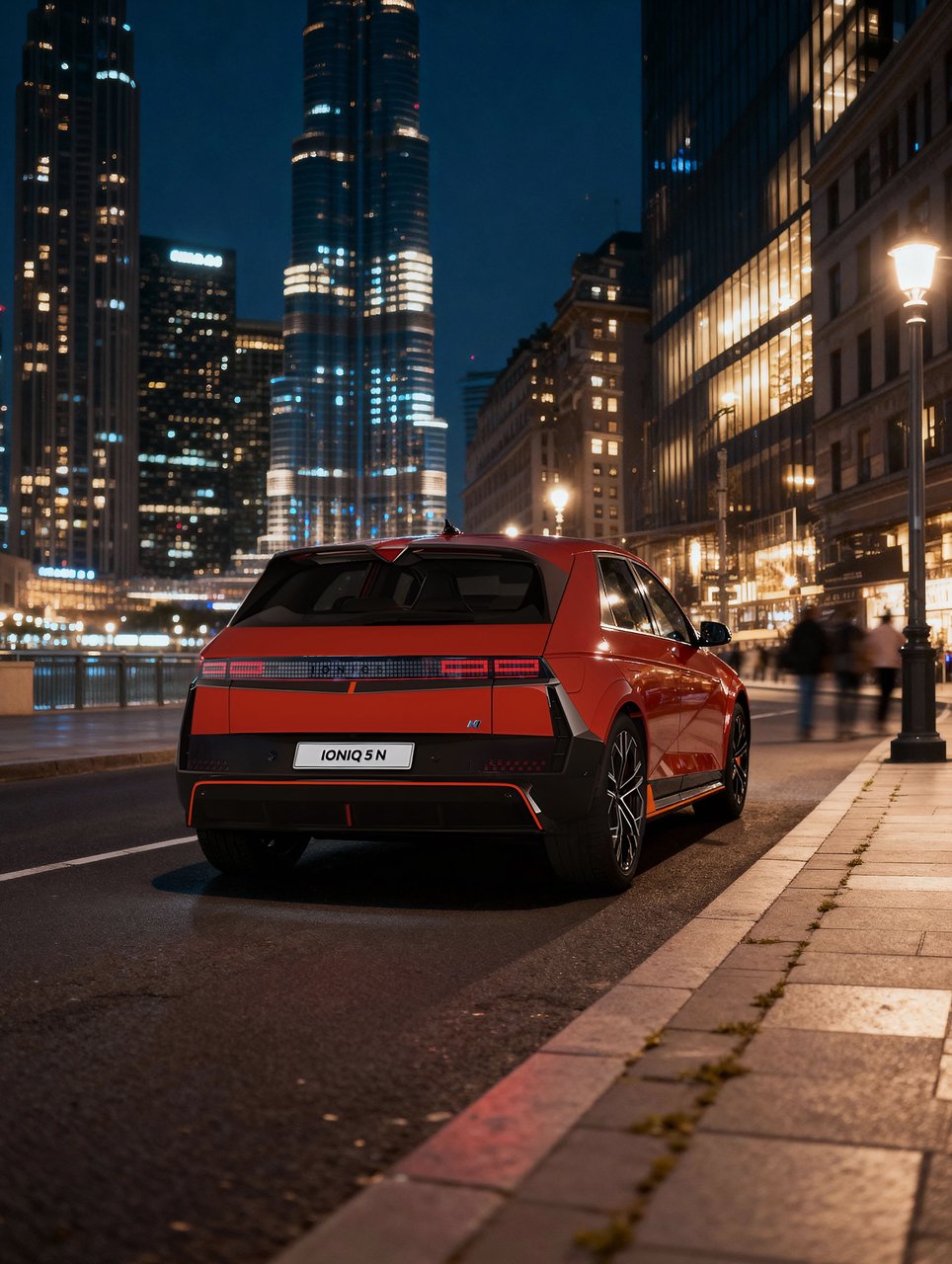 سيارة IONIQ 5 N الحمراء لعام 2026 في شوارع المدينة ليلًا