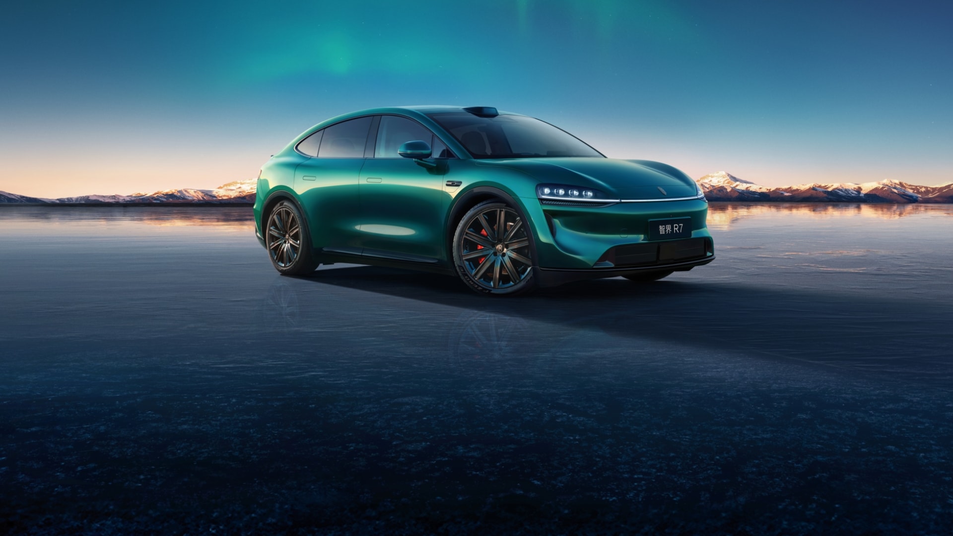 Luxceed Luxceed R7 طراز ٢٠٢٦، من الأمام، هيكل أزرق-أخضر، في بيئة طبيعية
